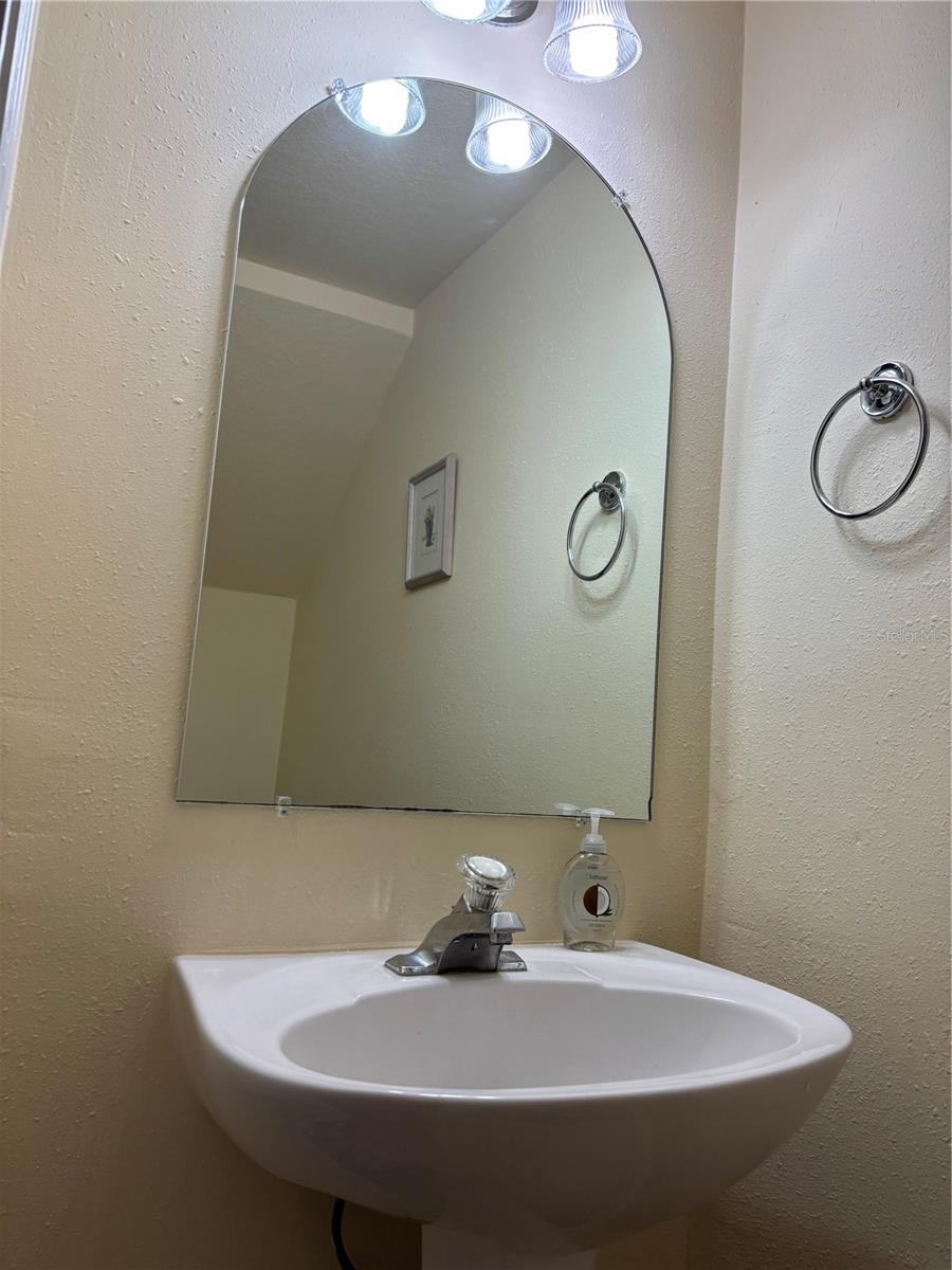 Image 9 of 12 For 870 Vineland Place