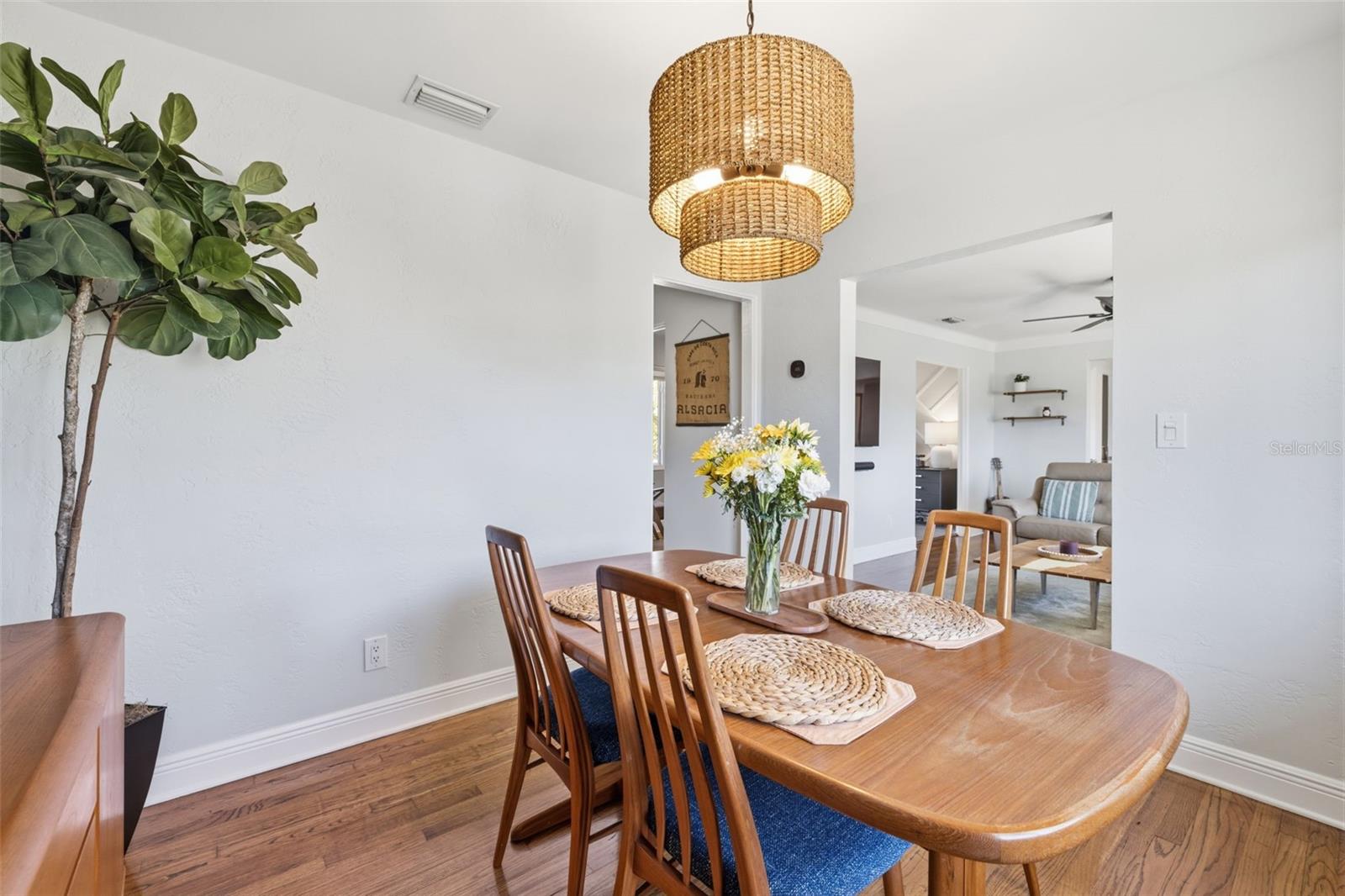 Listing photo id 8 for 737 53rd Terrace N