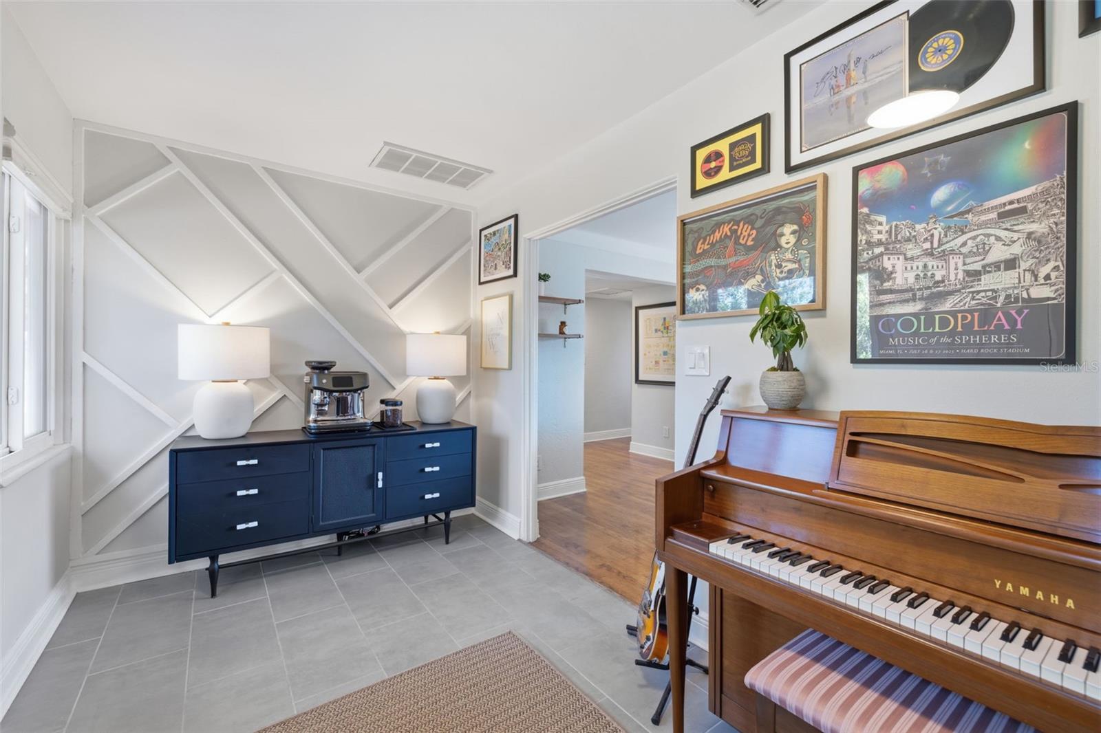 Listing photo id 12 for 737 53rd Terrace N