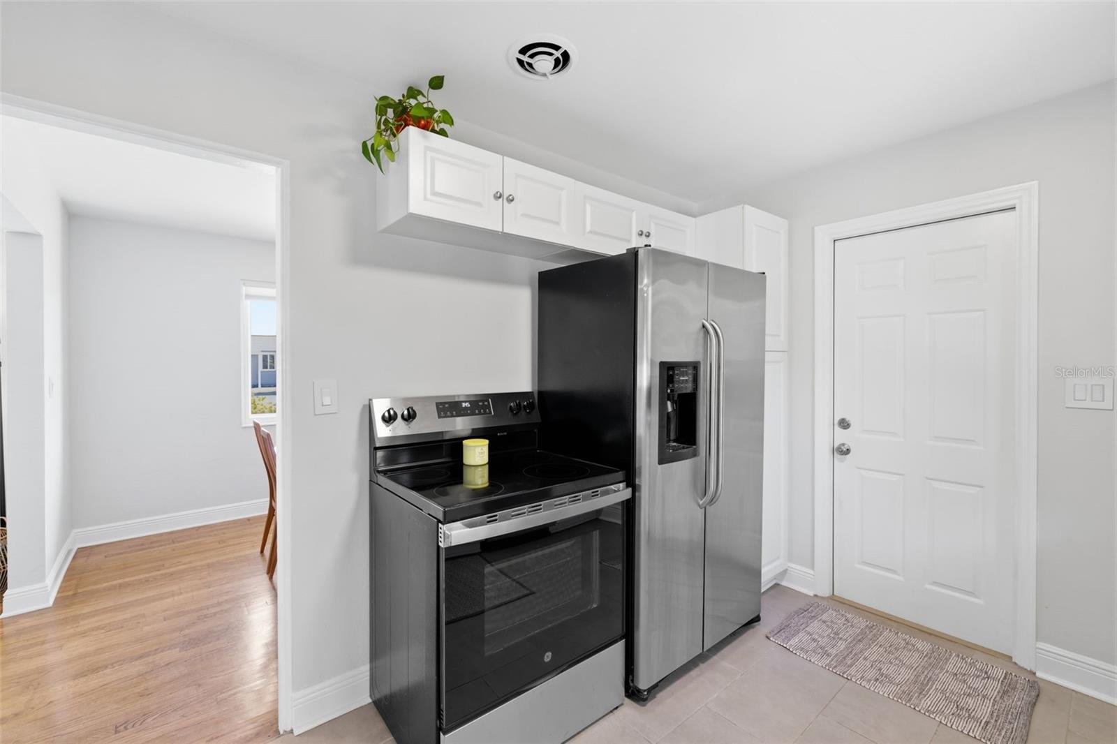 Listing photo id 15 for 737 53rd Terrace N