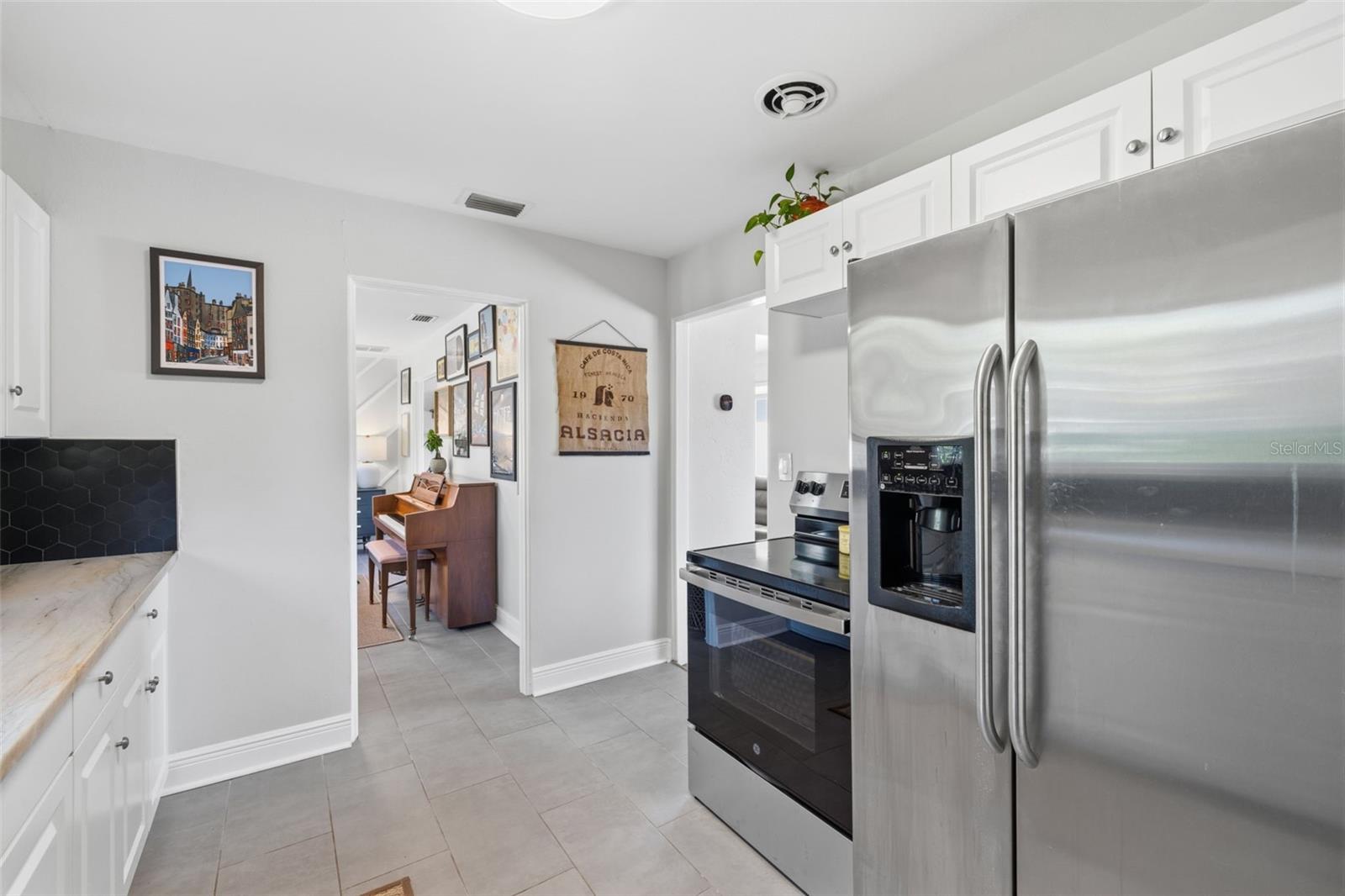 Listing photo id 16 for 737 53rd Terrace N