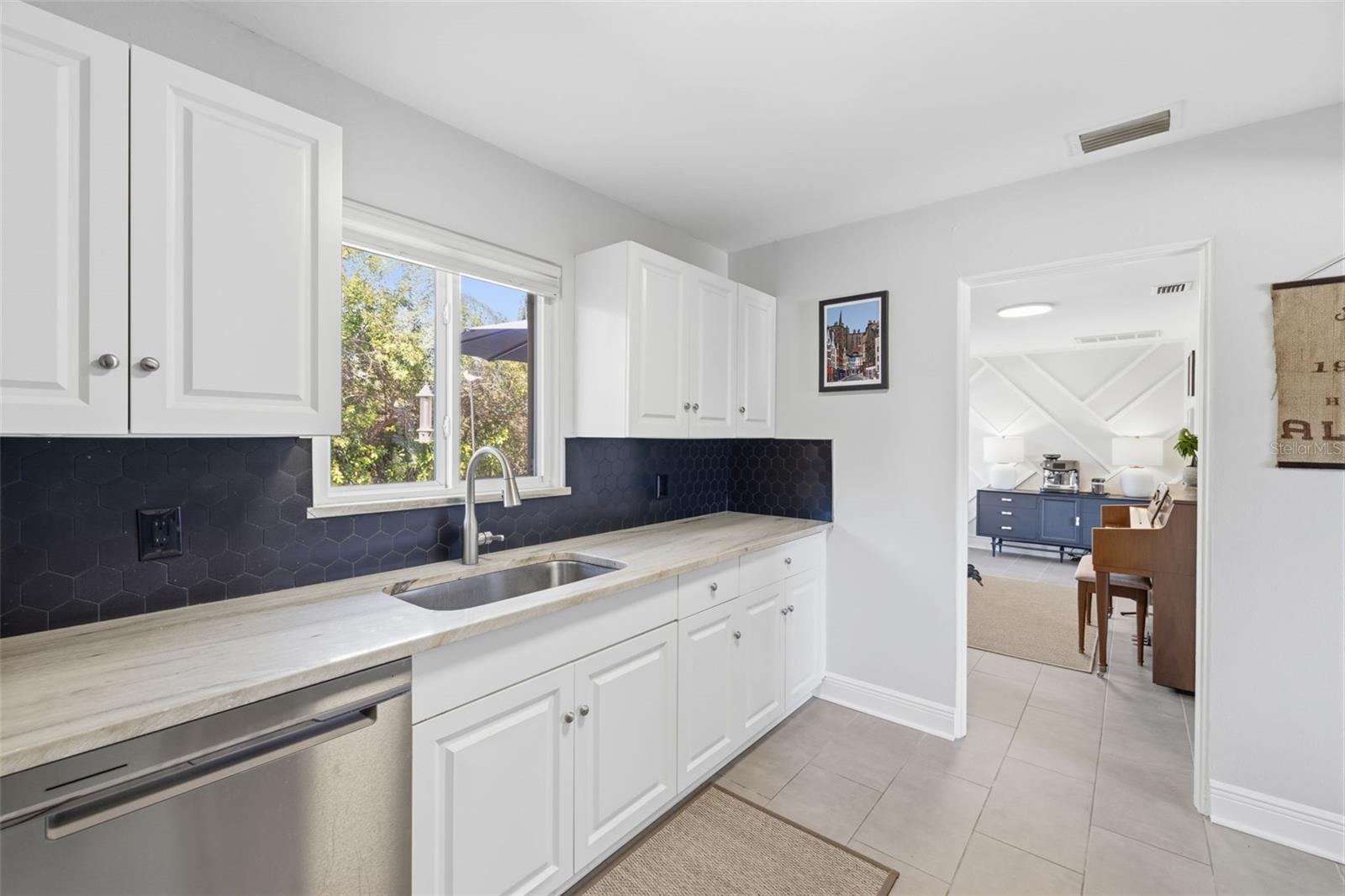 Listing photo id 17 for 737 53rd Terrace N