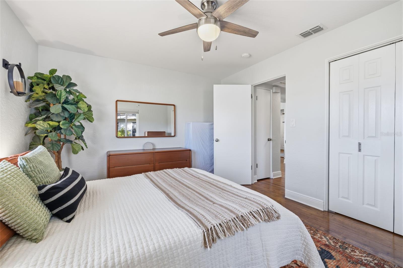 Listing photo id 20 for 737 53rd Terrace N