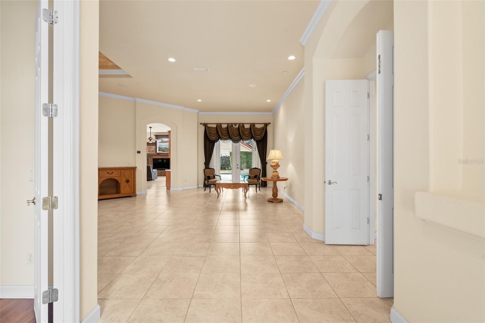 Listing photo id 12 for 1950 Elkhorn Court