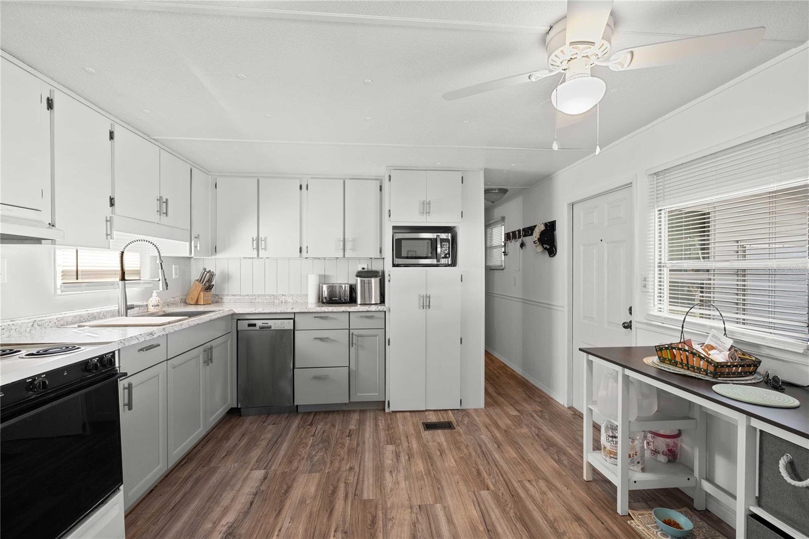 Image 6 of 59 For 37332 Sandra Avenue