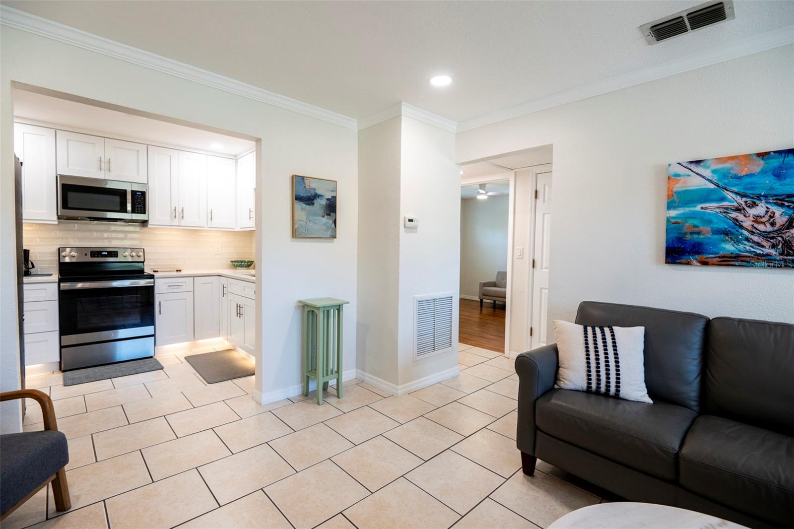 Image 7 of 32 For 569 Bamboo Drive S