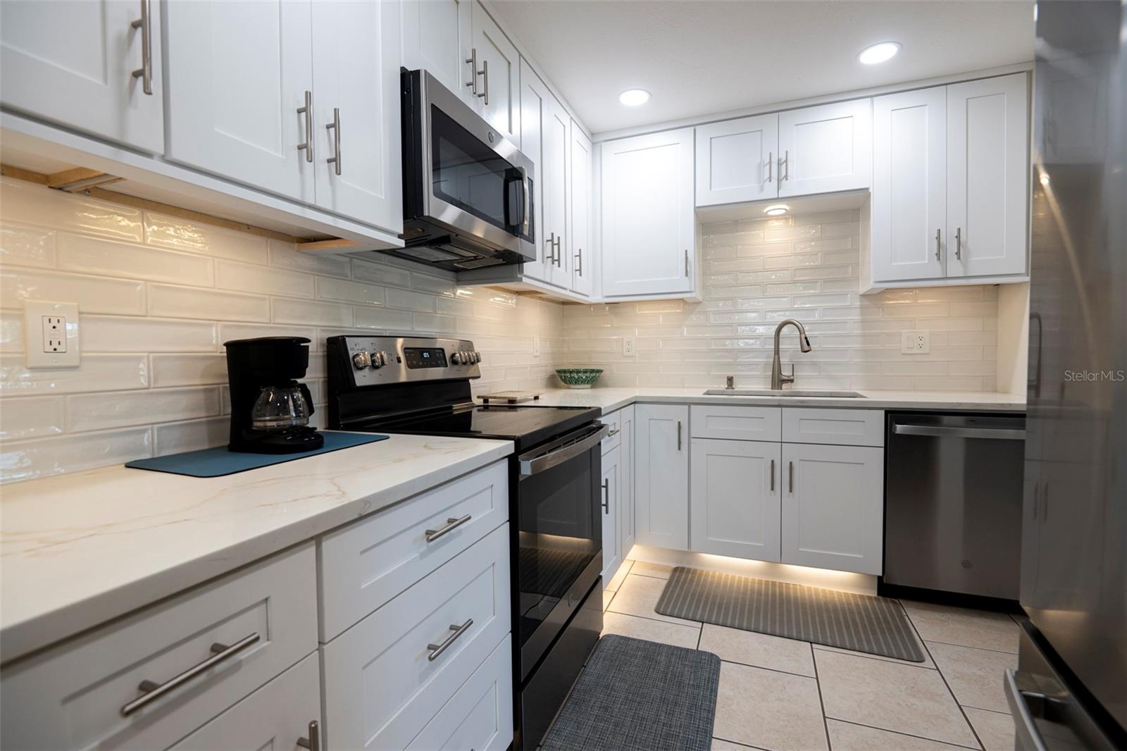 Image 8 of 32 For 569 Bamboo Drive S