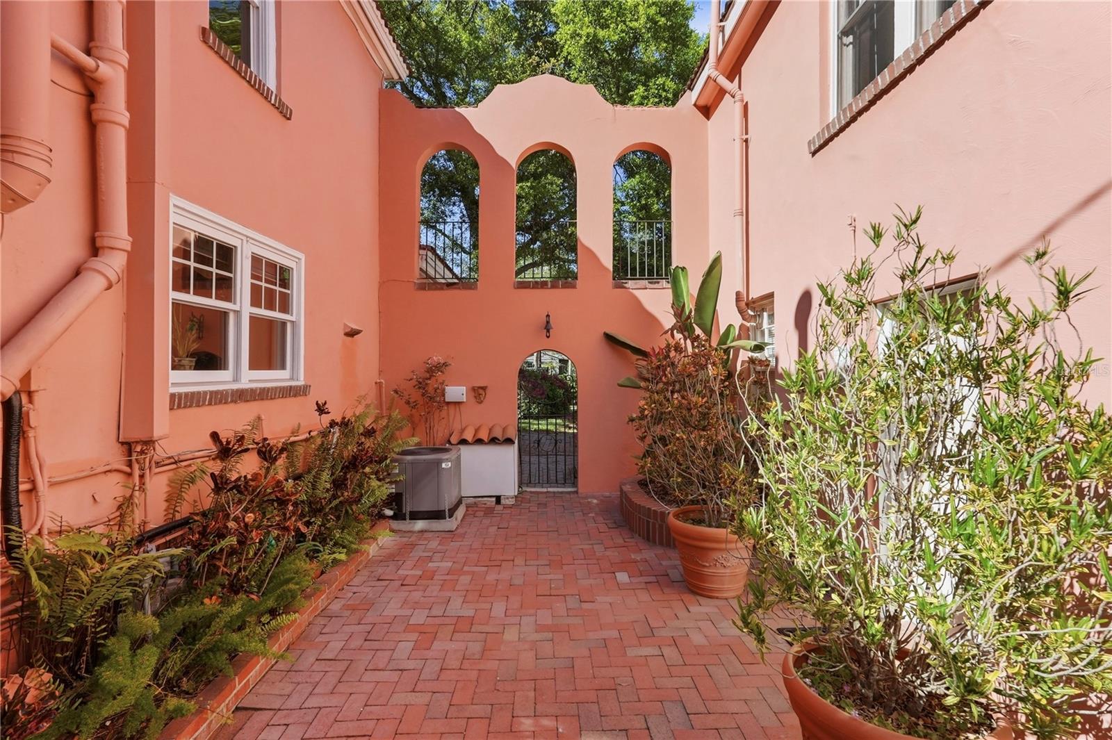 Image 33 of 39 For 100 72nd Street S