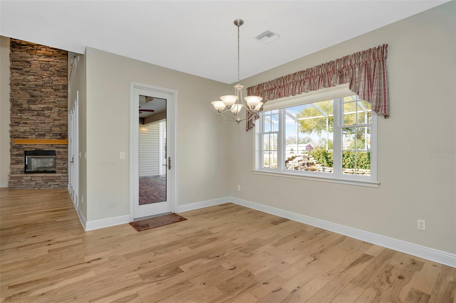 Listing photo id 18 for 12051 Driver Lane