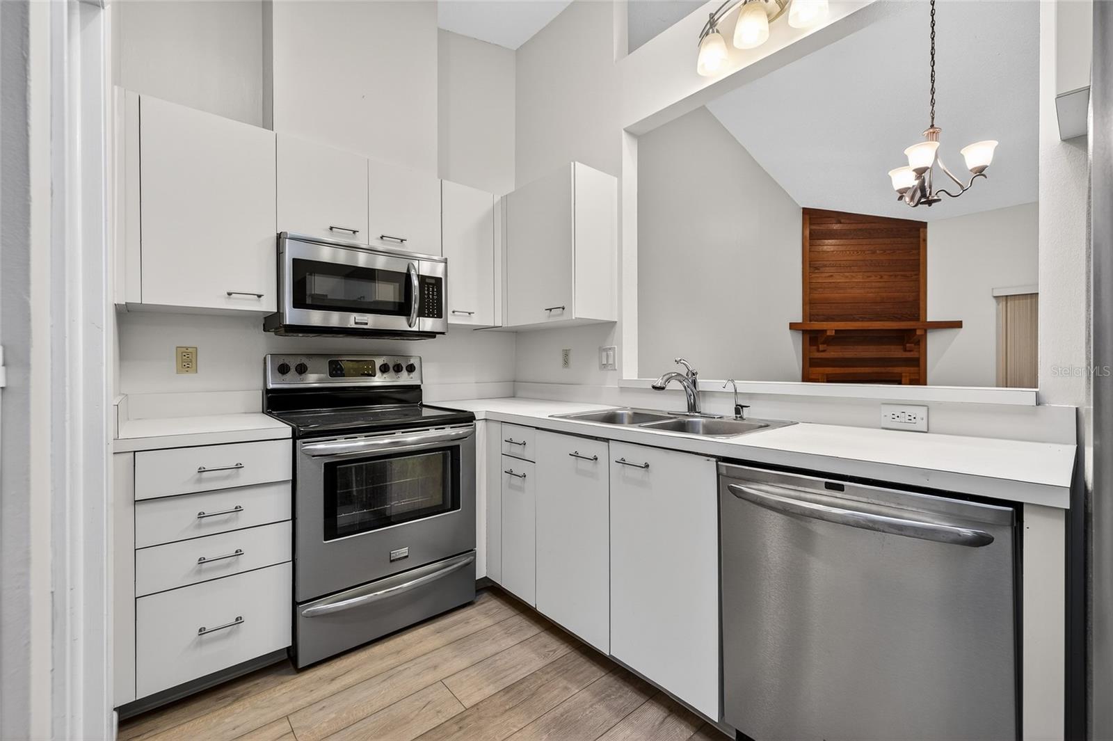 Image 11 of 30 For 907 San Carlos Avenue Ne