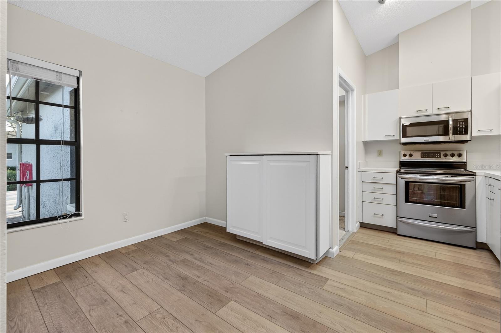 Image 12 of 30 For 907 San Carlos Avenue Ne