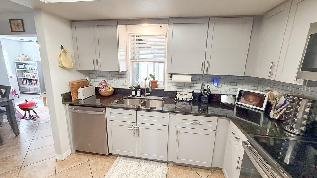 Image 12 of 39 For 3127 Dole Street