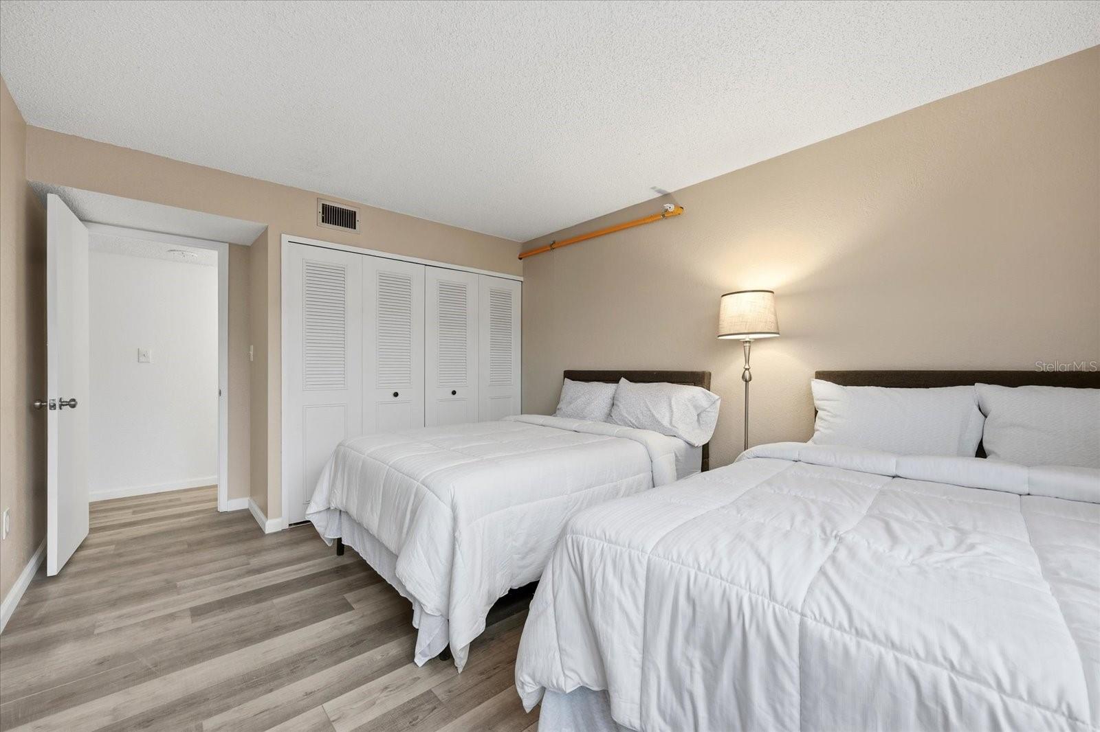 Image 21 of 31 For 400 Island Way 312