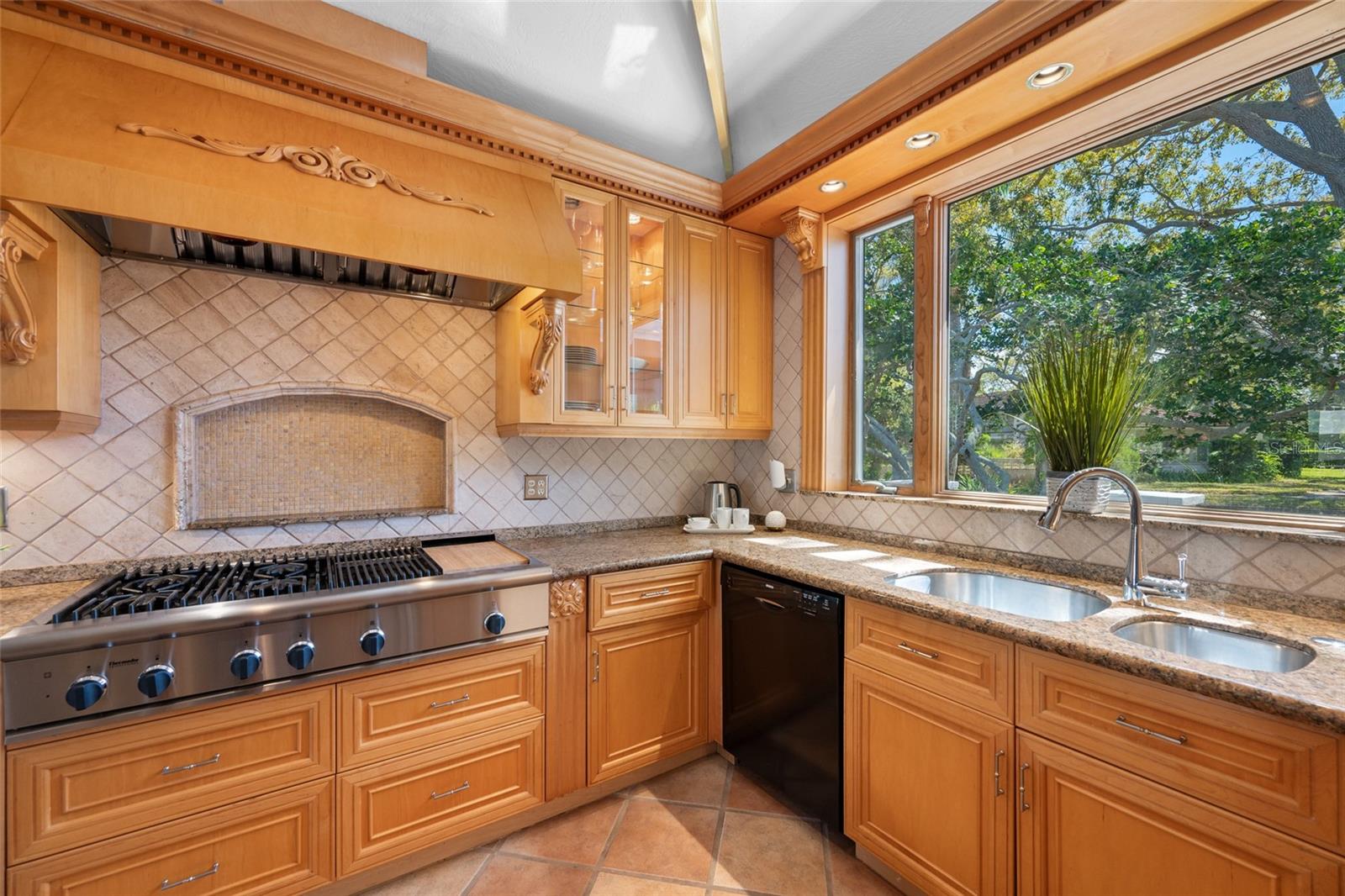 Image 12 of 76 For 205 25th Avenue Ne