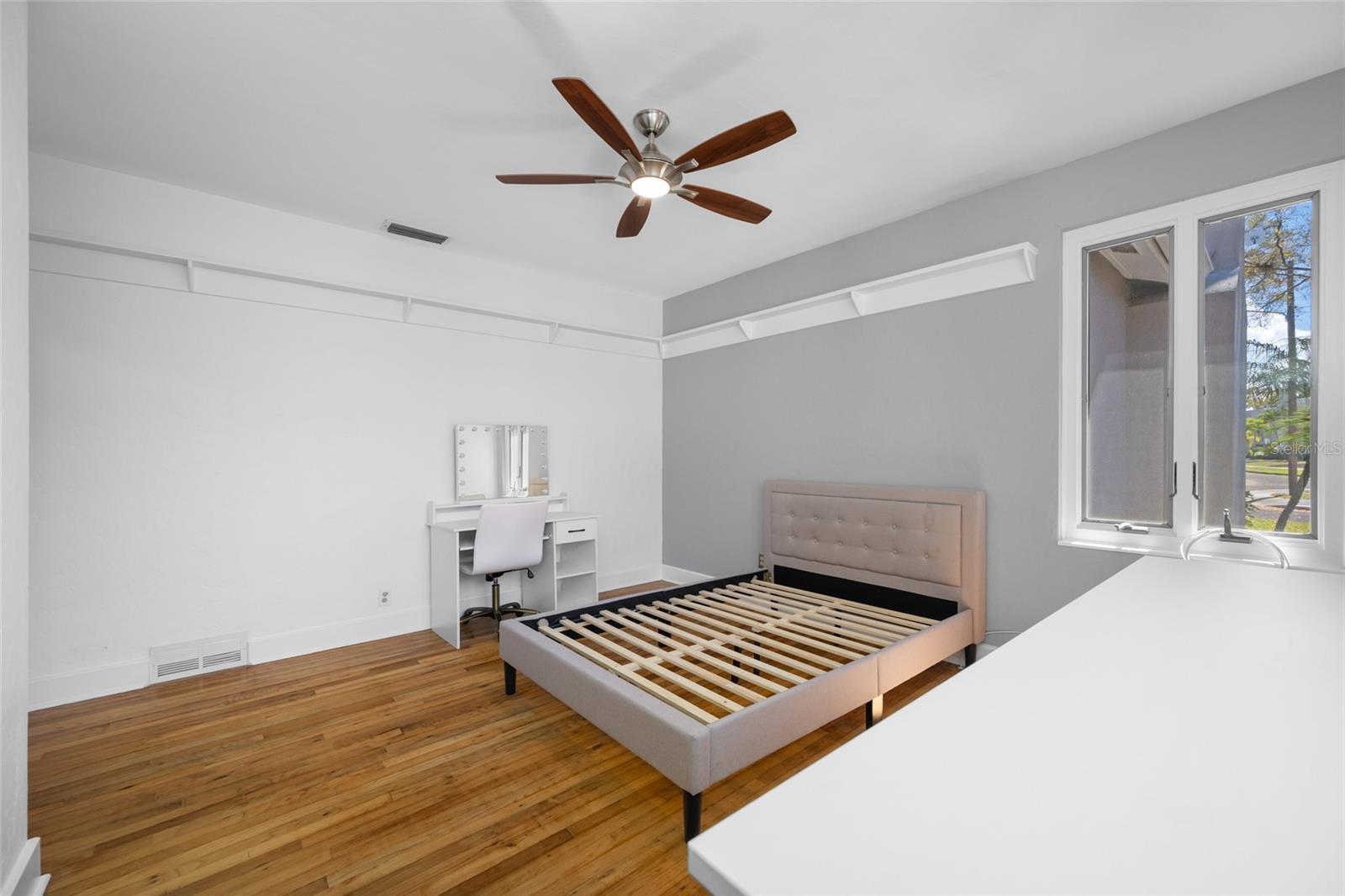 Image 35 of 76 For 205 25th Avenue Ne