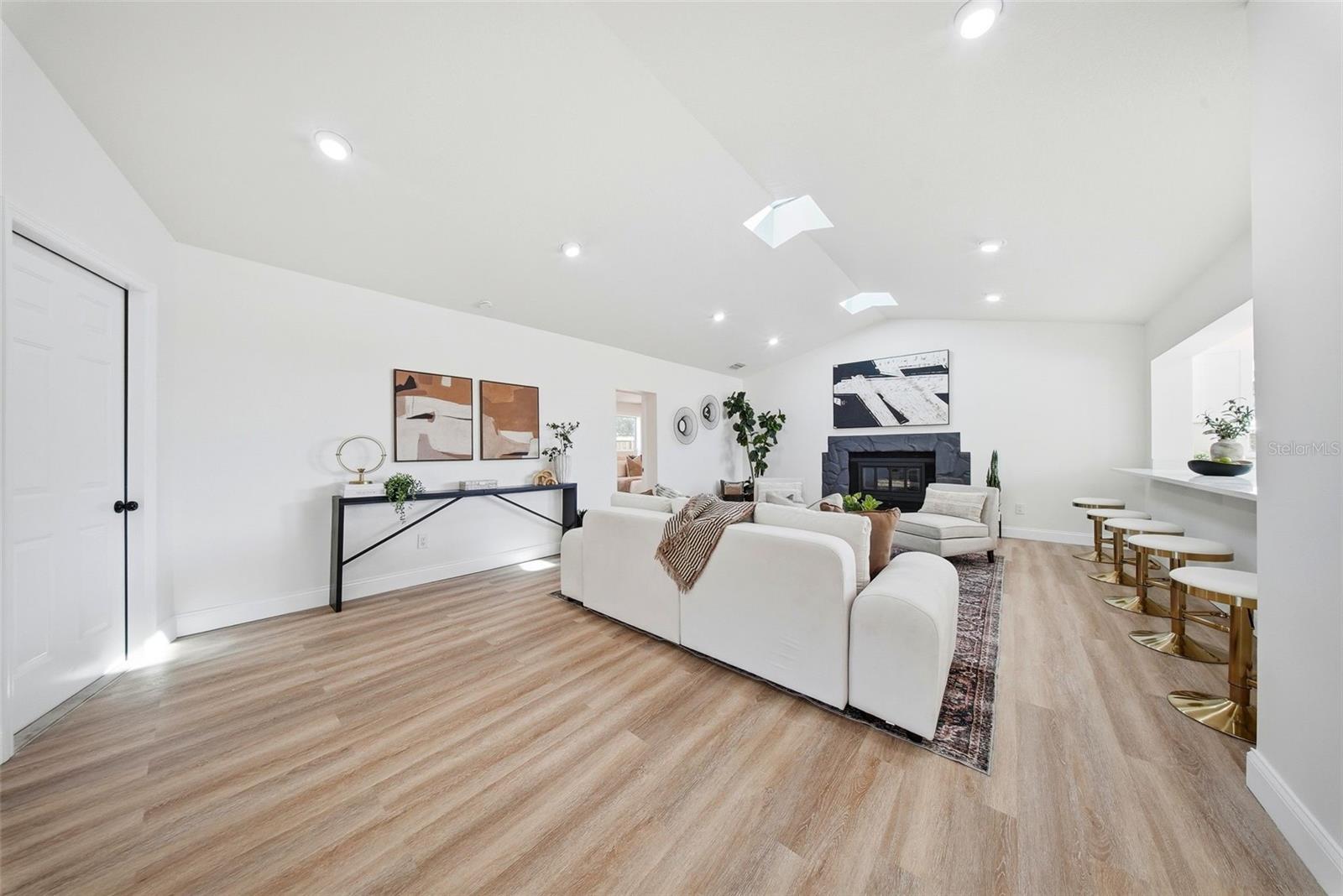 Image 19 of 59 For 327 Duncan Avenue