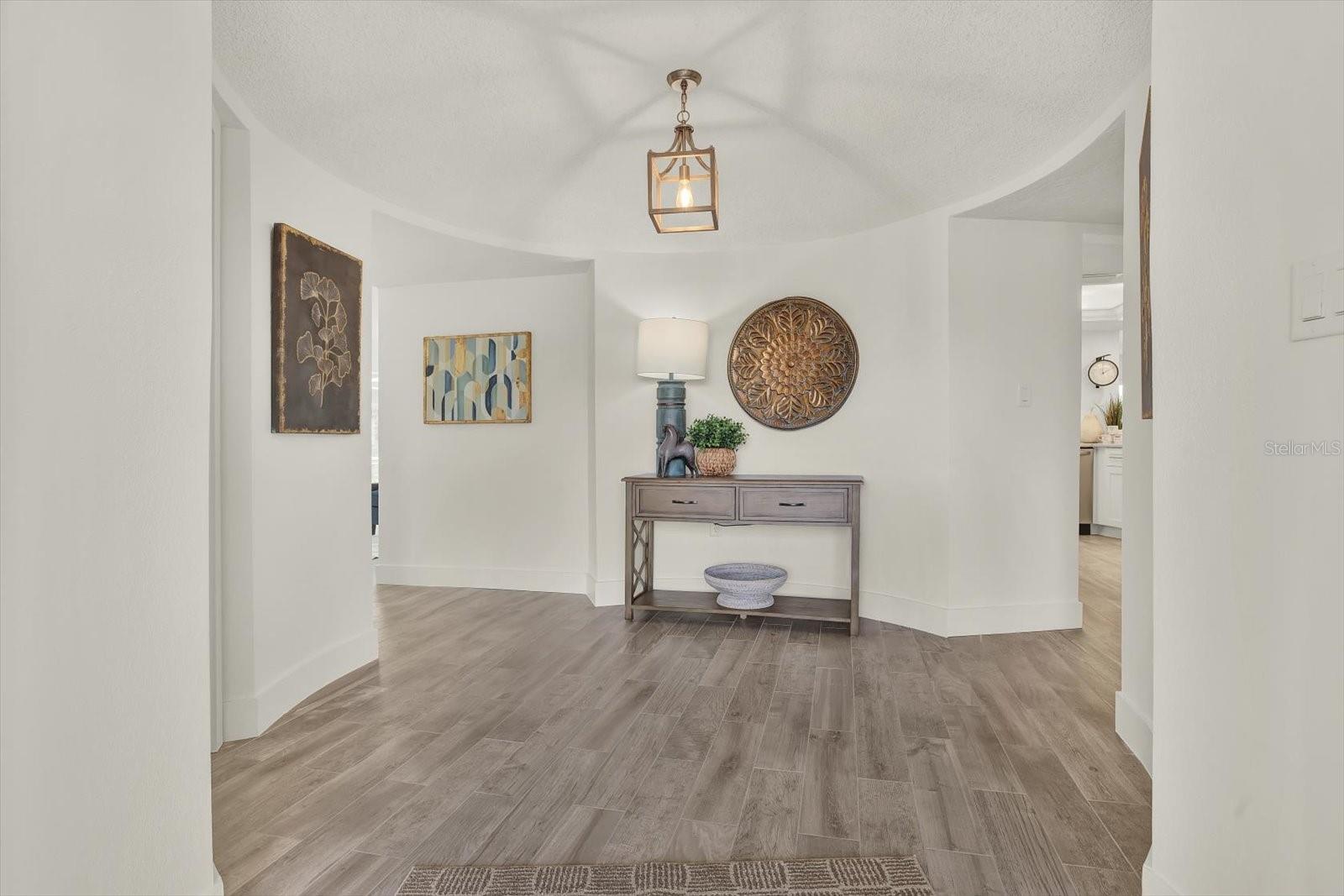 Image 3 of 48 For 1979 Iowa Avenue Ne