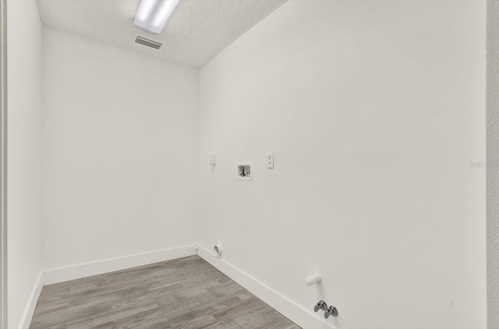 Image 35 of 48 For 1979 Iowa Avenue Ne