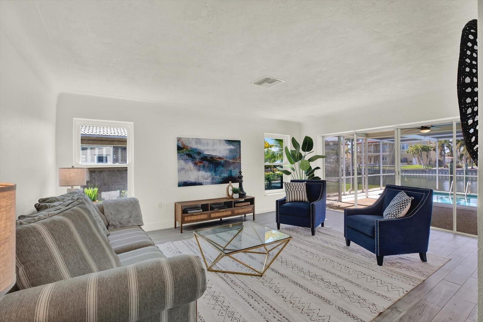 Image 4 of 48 For 1979 Iowa Avenue Ne