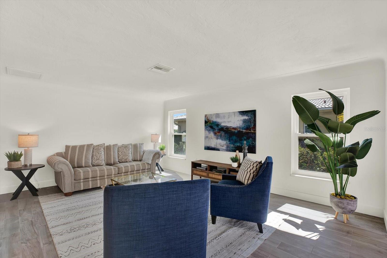 Image 6 of 48 For 1979 Iowa Avenue Ne