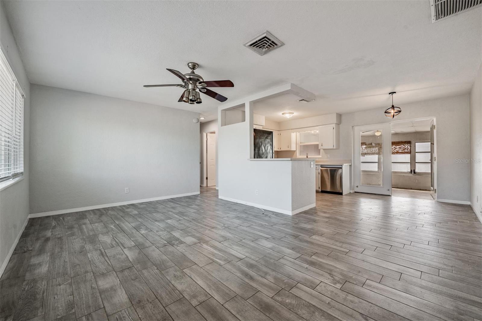 Image 5 of 35 For 5744 58th Avenue N