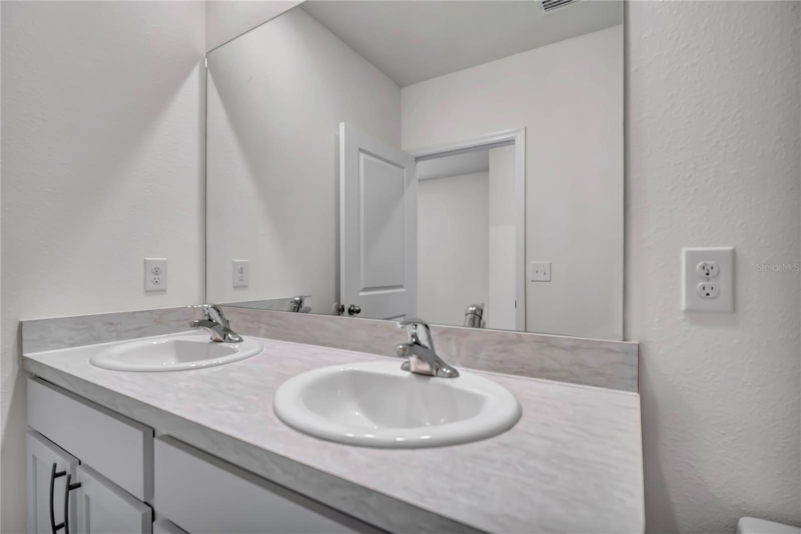 Image 22 of 51 For 32606 Canyonlands Drive