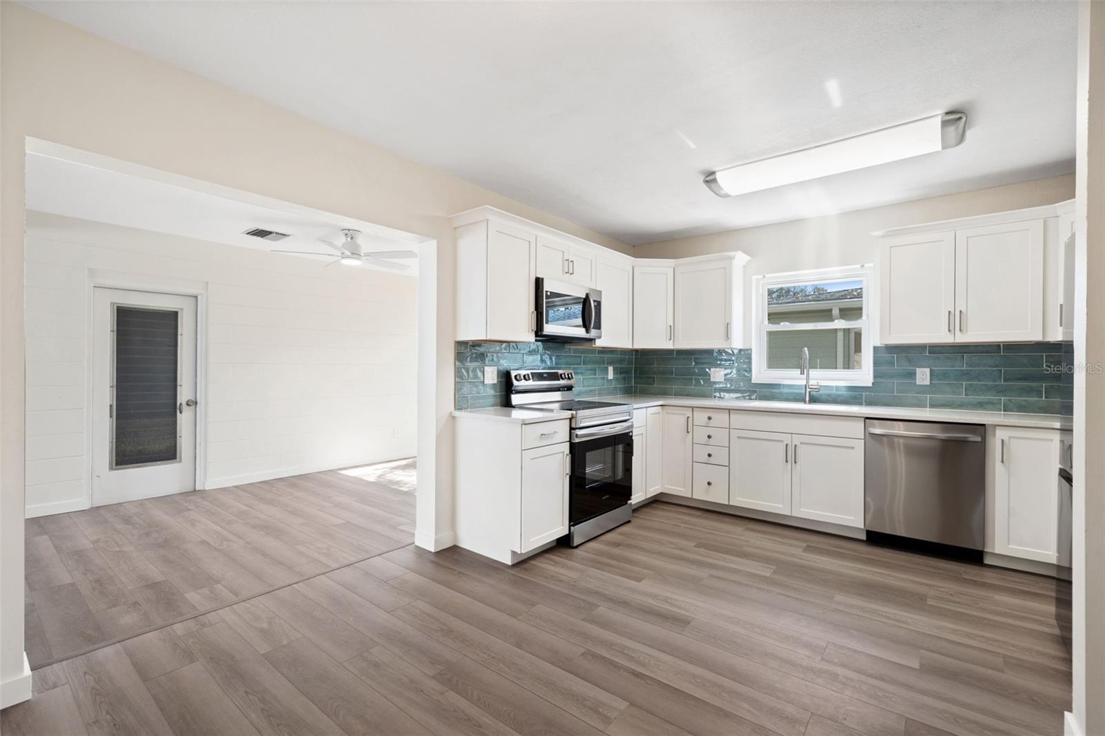 Image 16 of 36 For 662 Villagrande Avenue S