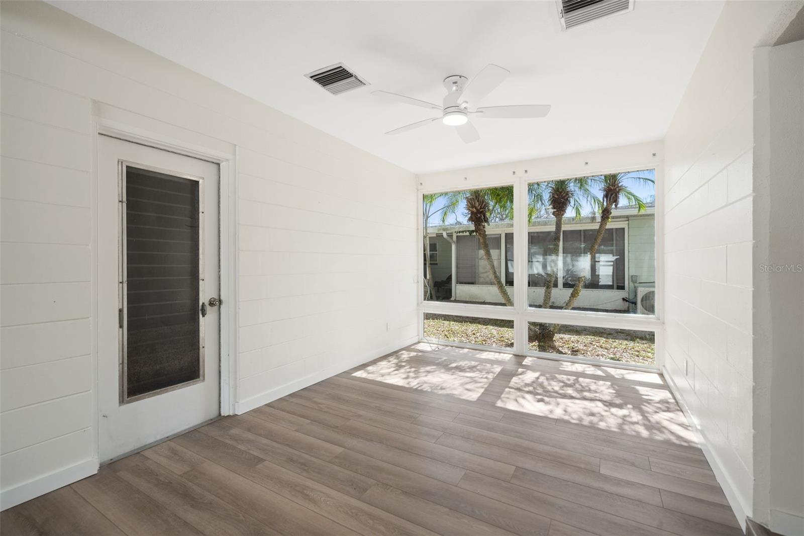 Image 21 of 36 For 662 Villagrande Avenue S