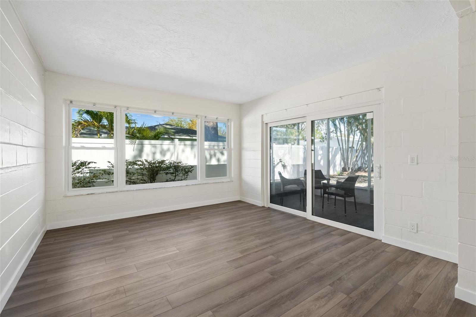 Image 22 of 36 For 662 Villagrande Avenue S