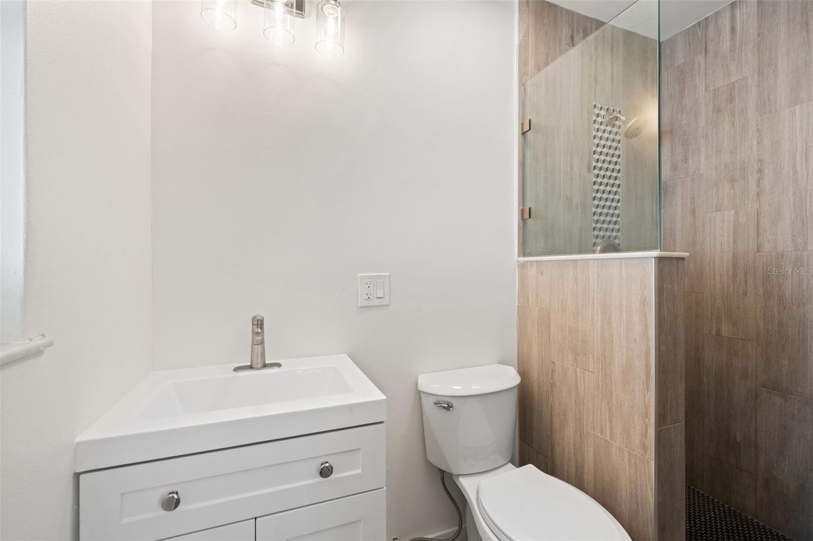 Image 6 of 36 For 662 Villagrande Avenue S