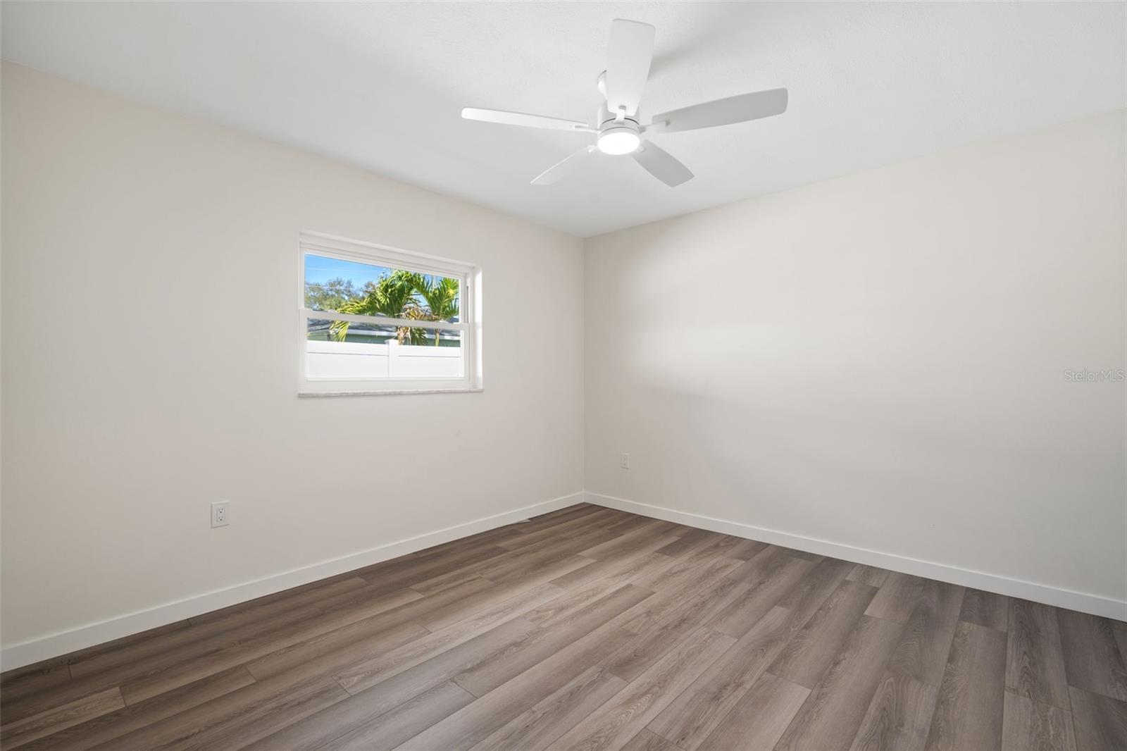 Image 7 of 36 For 662 Villagrande Avenue S