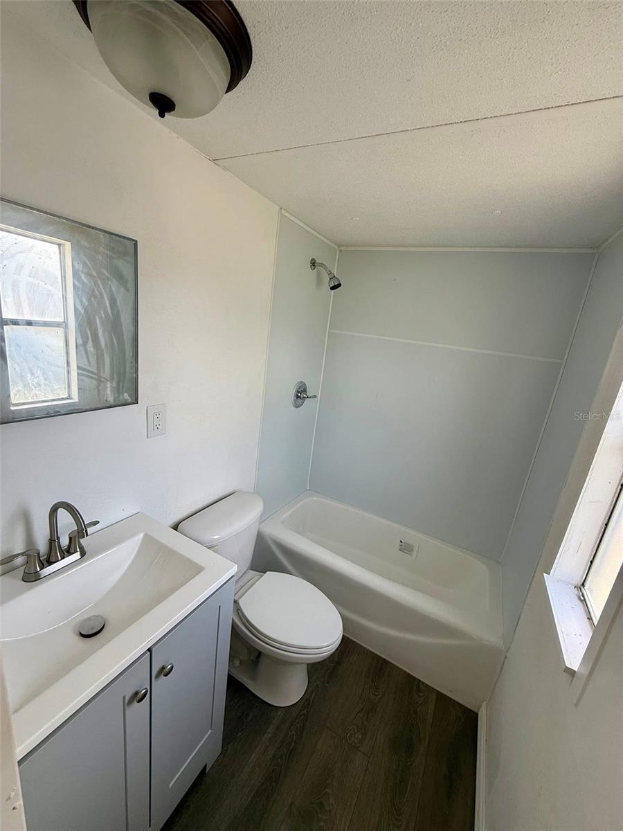 Listing photo id 8 for 1516 Commercial Place