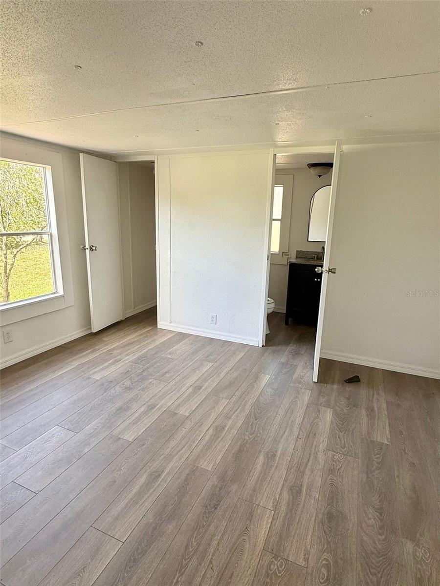 Listing photo id 9 for 1516 Commercial Place