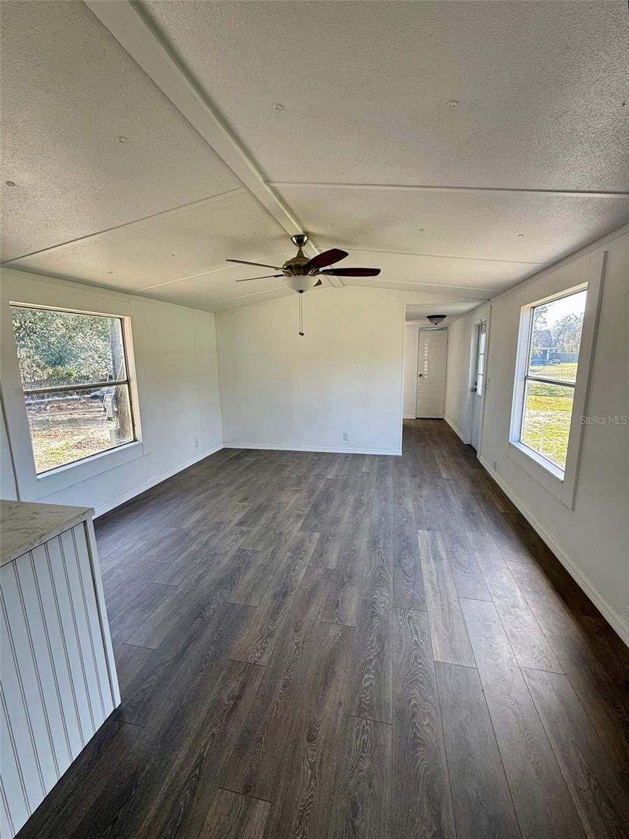 Listing photo id 1 for 1516 Commercial Place