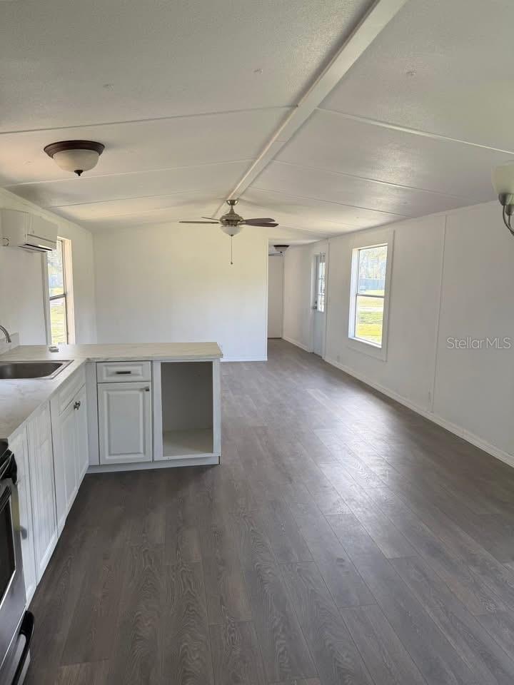 Listing photo id 2 for 1516 Commercial Place