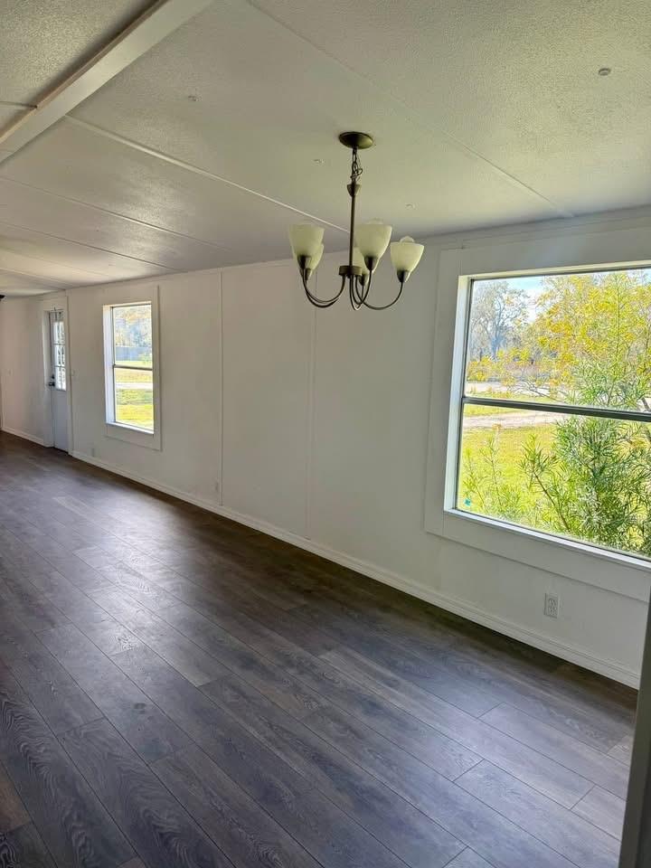 Listing photo id 3 for 1516 Commercial Place