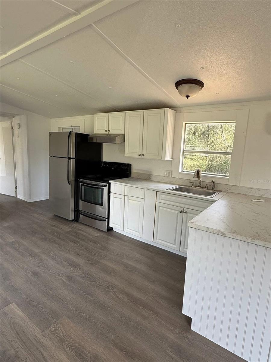 Listing photo id 4 for 1516 Commercial Place