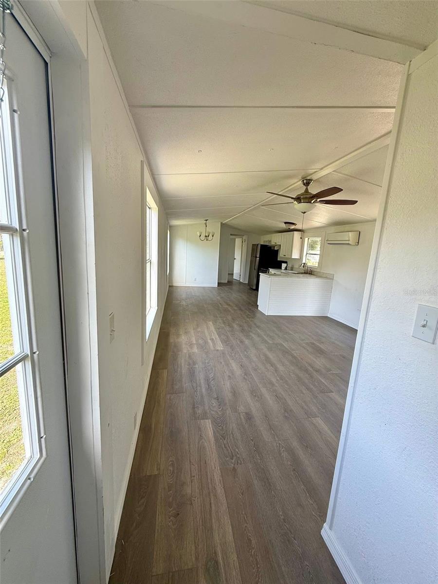 Listing photo id 5 for 1516 Commercial Place