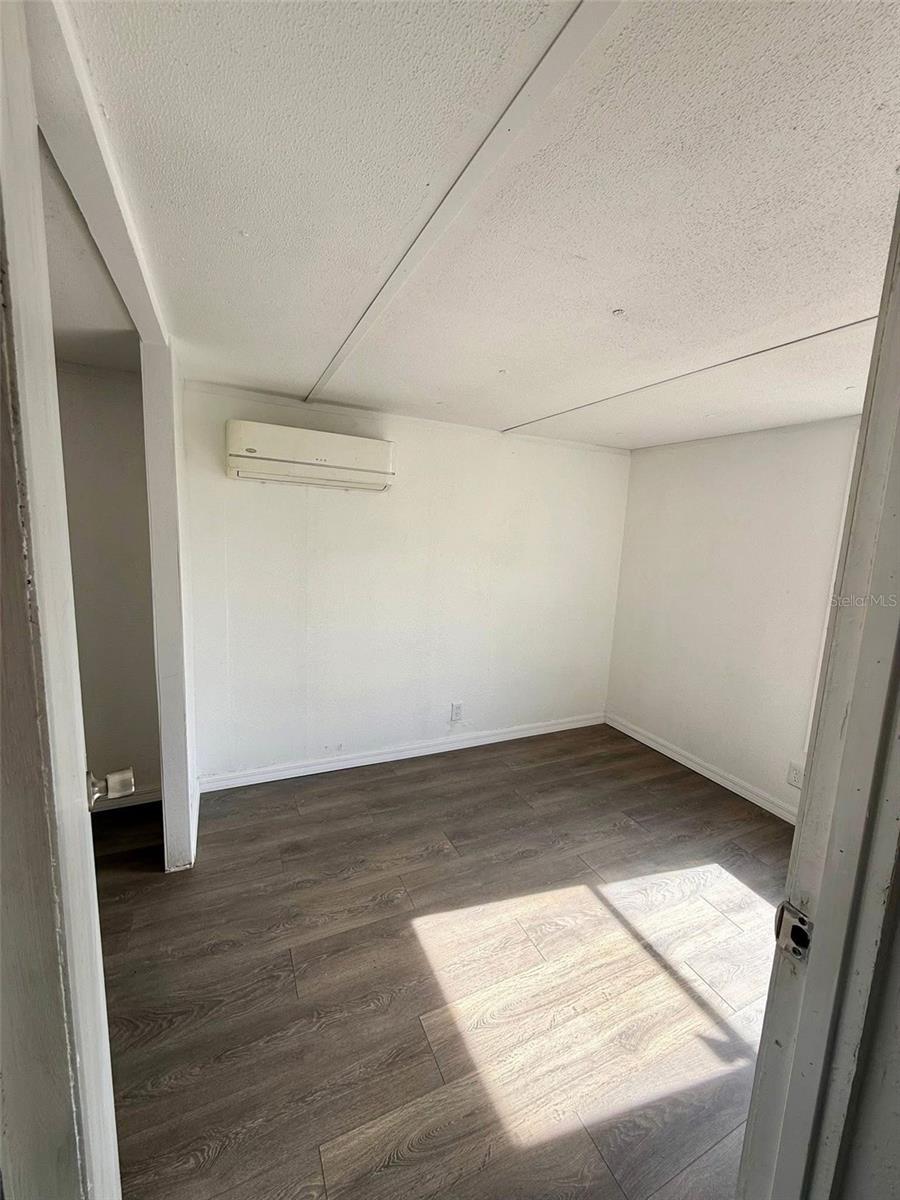 Listing photo id 6 for 1516 Commercial Place