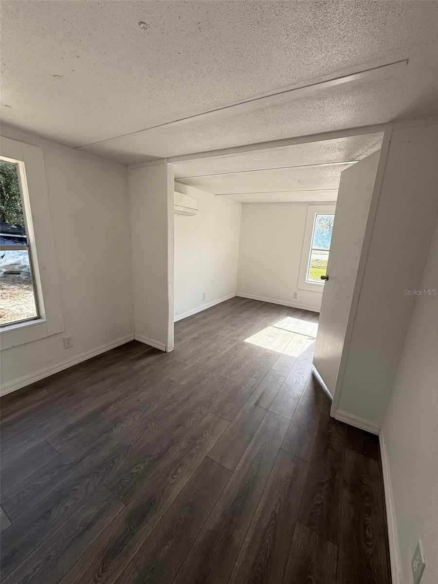 Listing photo id 7 for 1516 Commercial Place