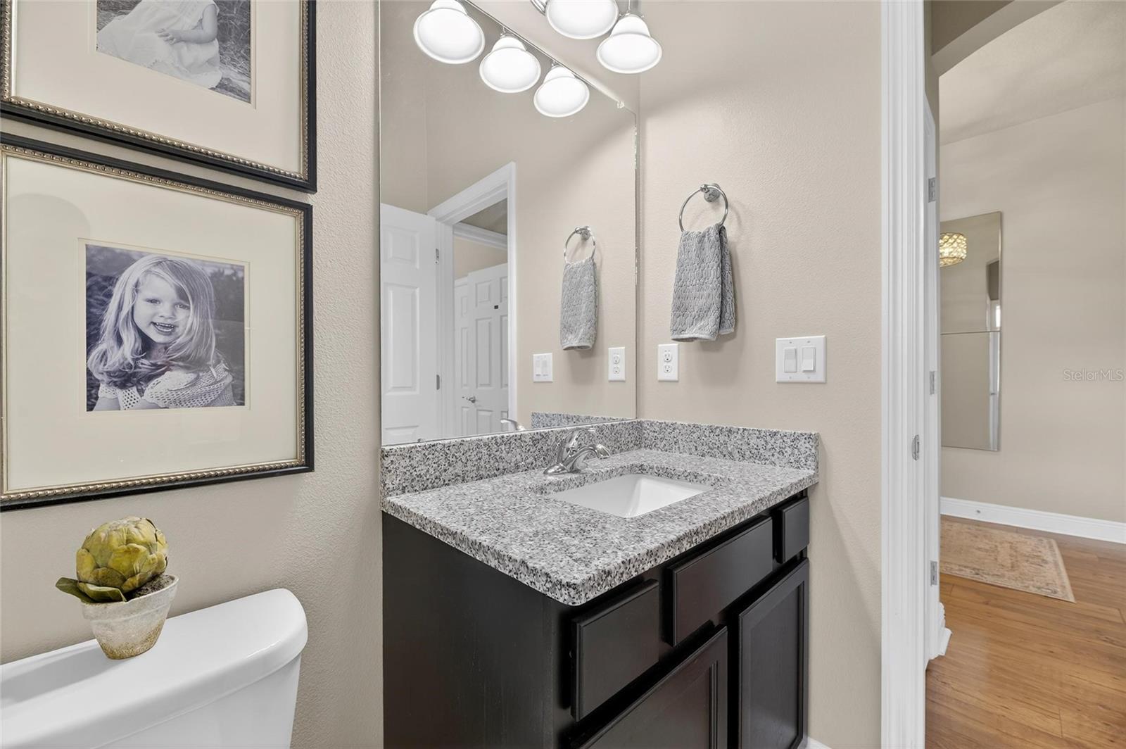 Listing photo id 10 for 6909 Crestpoint Drive