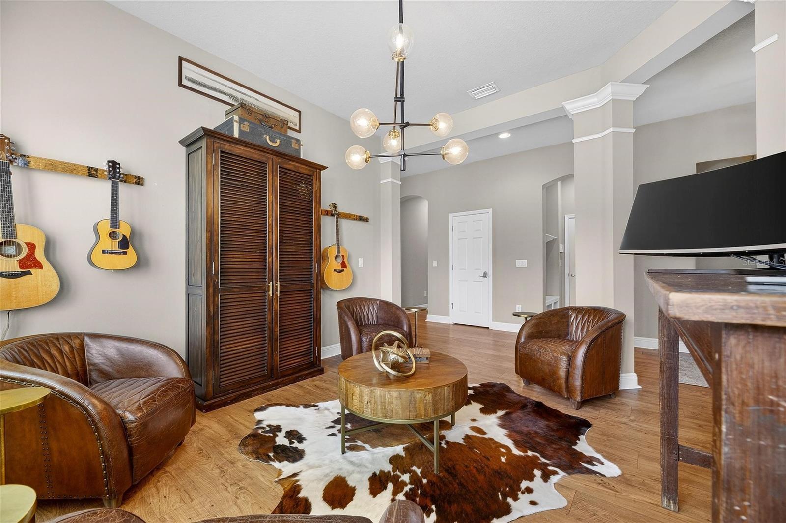 Listing photo id 13 for 6909 Crestpoint Drive