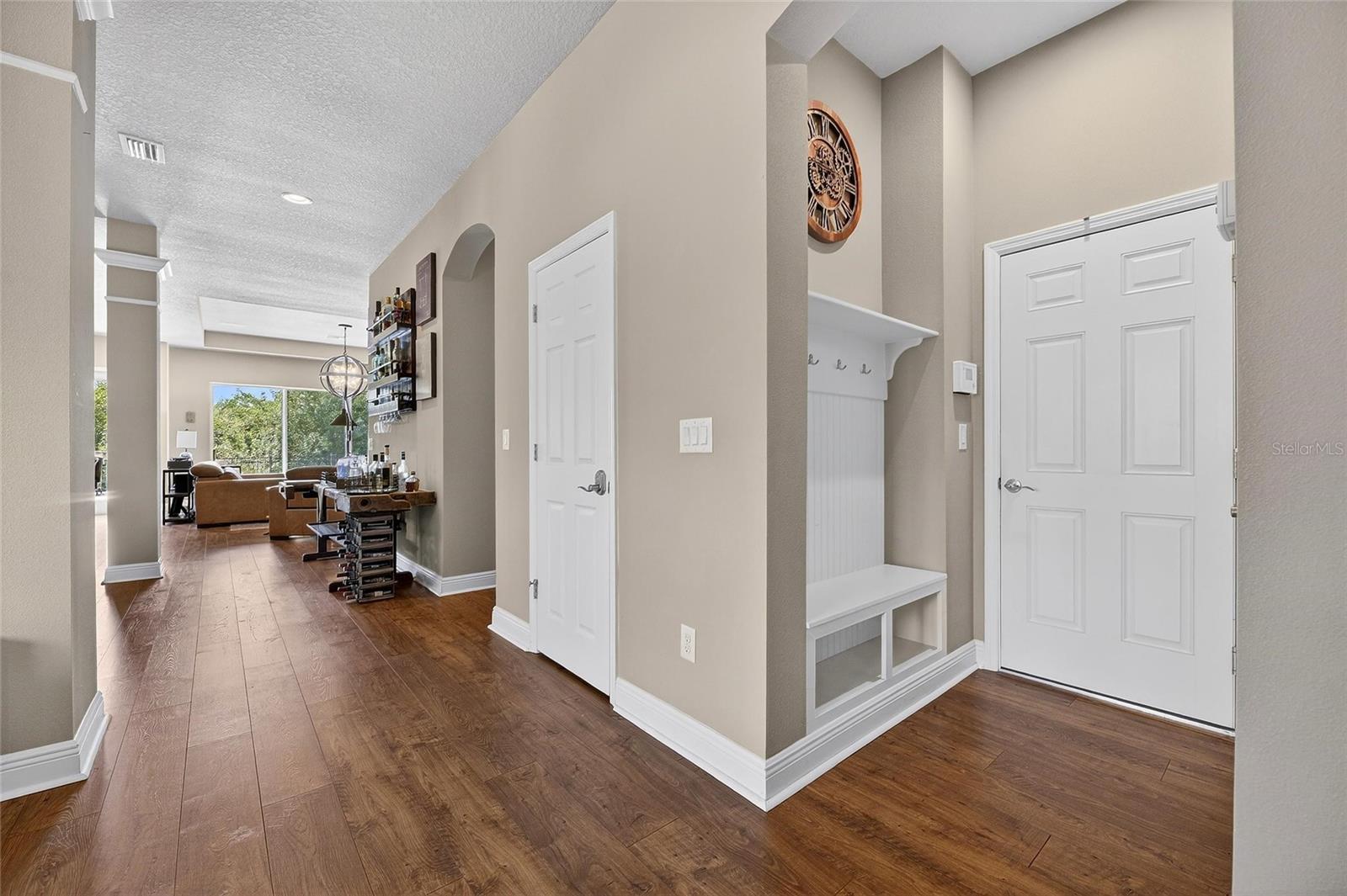 Listing photo id 15 for 6909 Crestpoint Drive