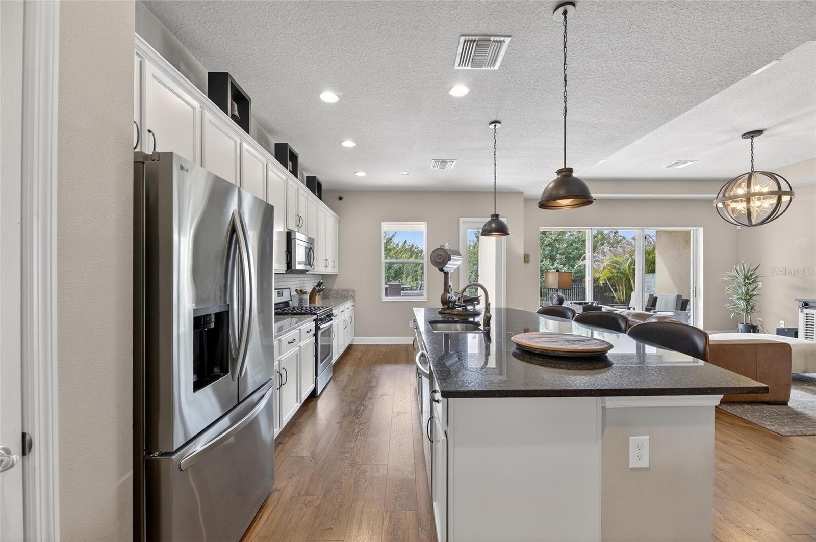 Listing photo id 31 for 6909 Crestpoint Drive