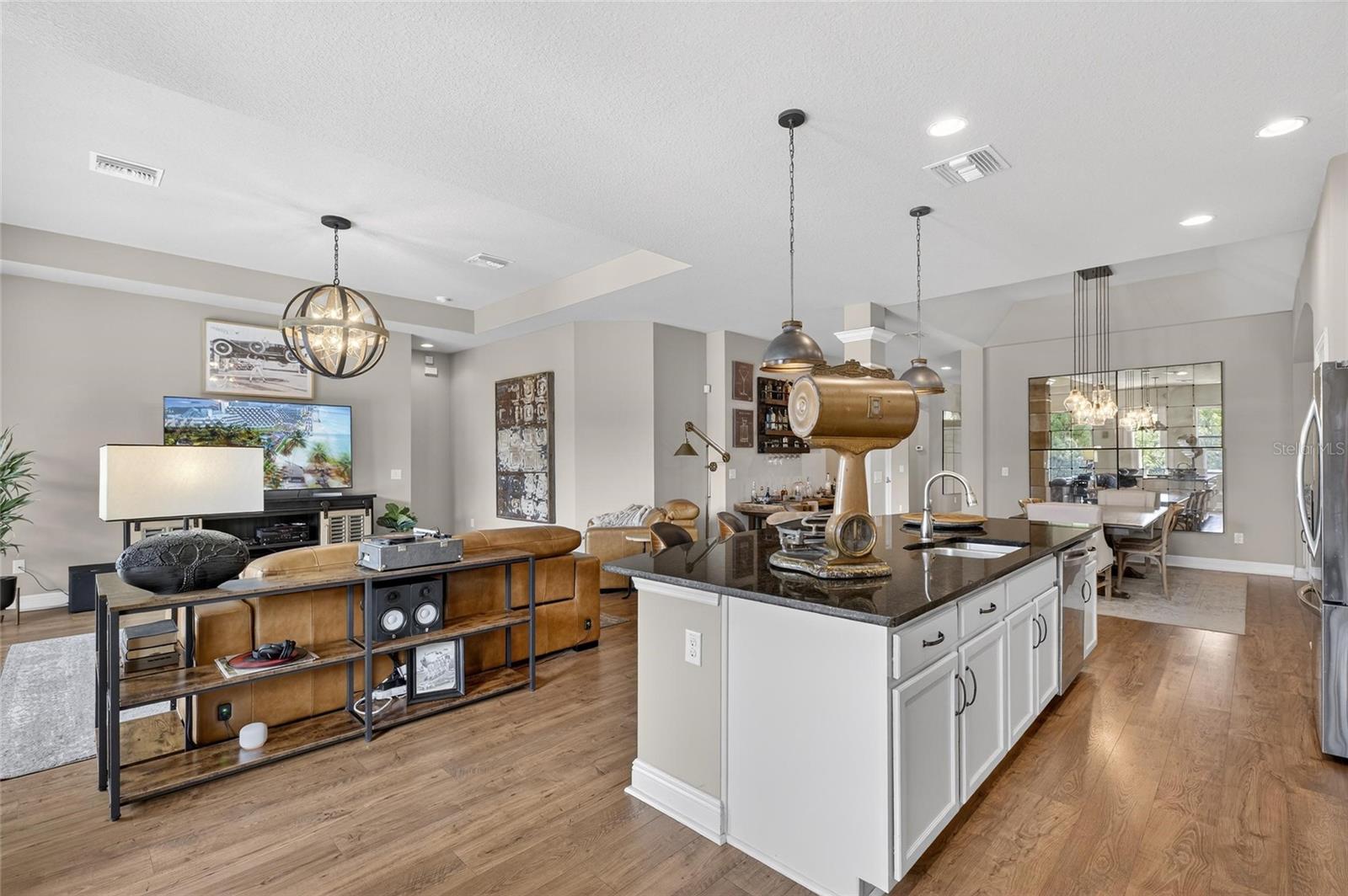 Listing photo id 35 for 6909 Crestpoint Drive