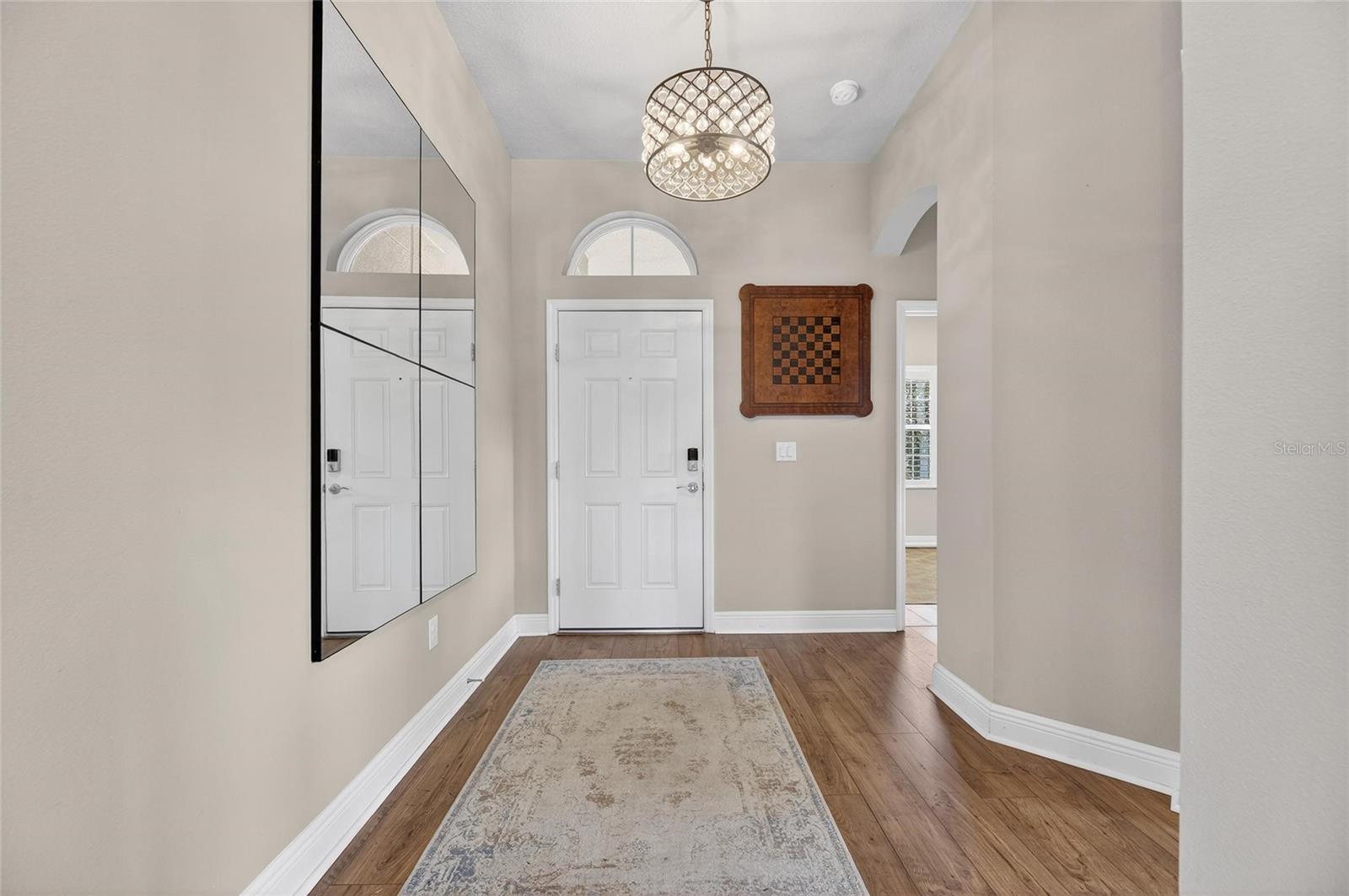 Listing photo id 4 for 6909 Crestpoint Drive