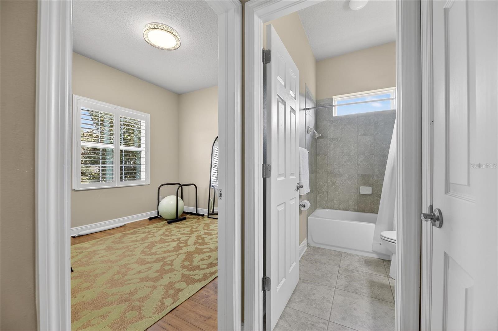 Listing photo id 6 for 6909 Crestpoint Drive