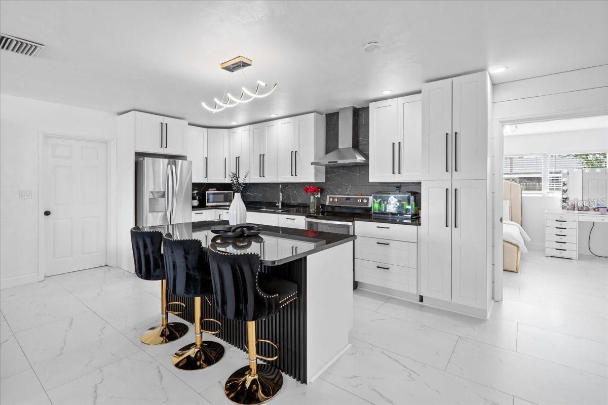 Listing photo id 10 for 6083 50th Avenue N