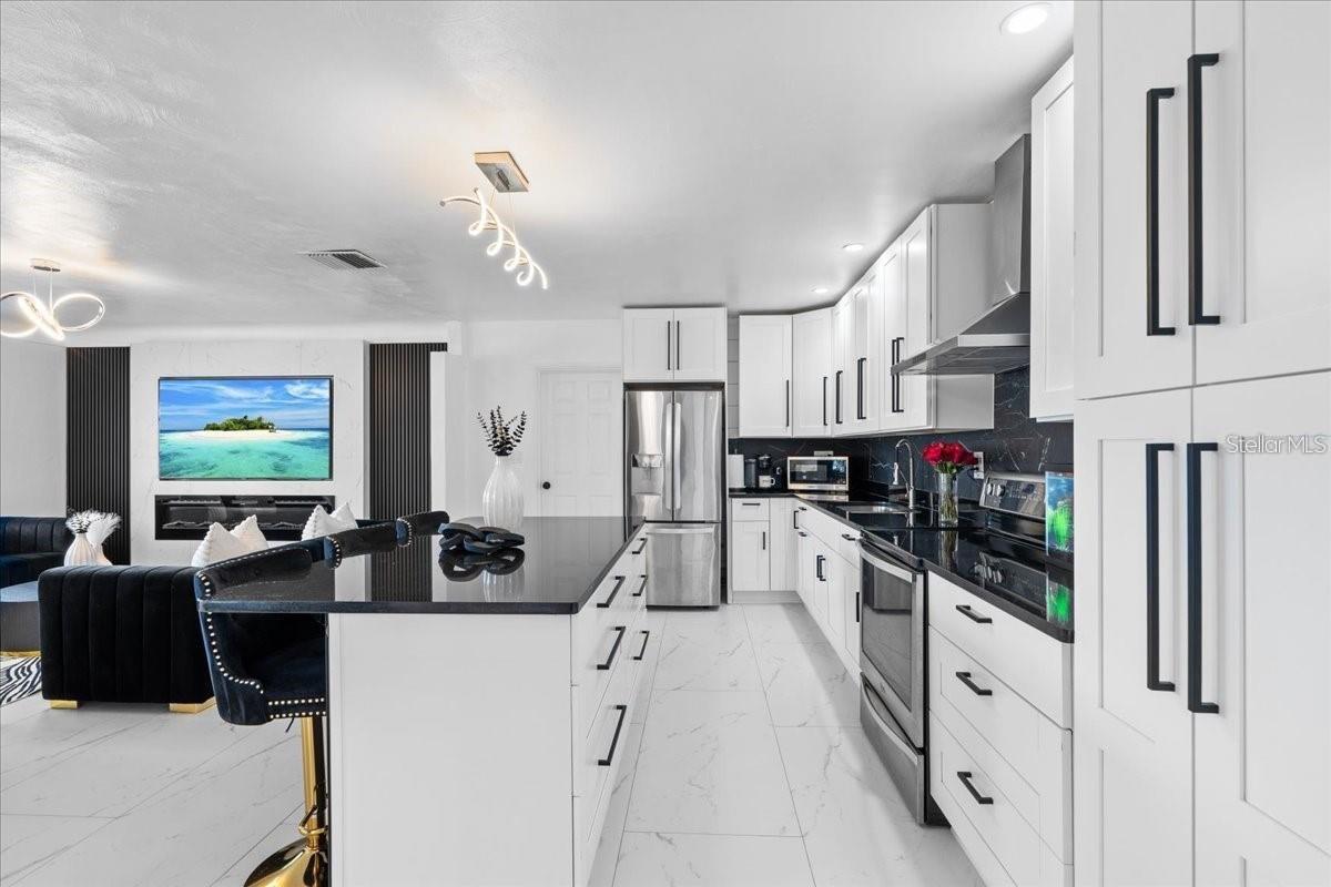 Listing photo id 11 for 6083 50th Avenue N