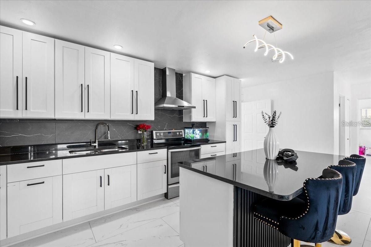 Listing photo id 12 for 6083 50th Avenue N